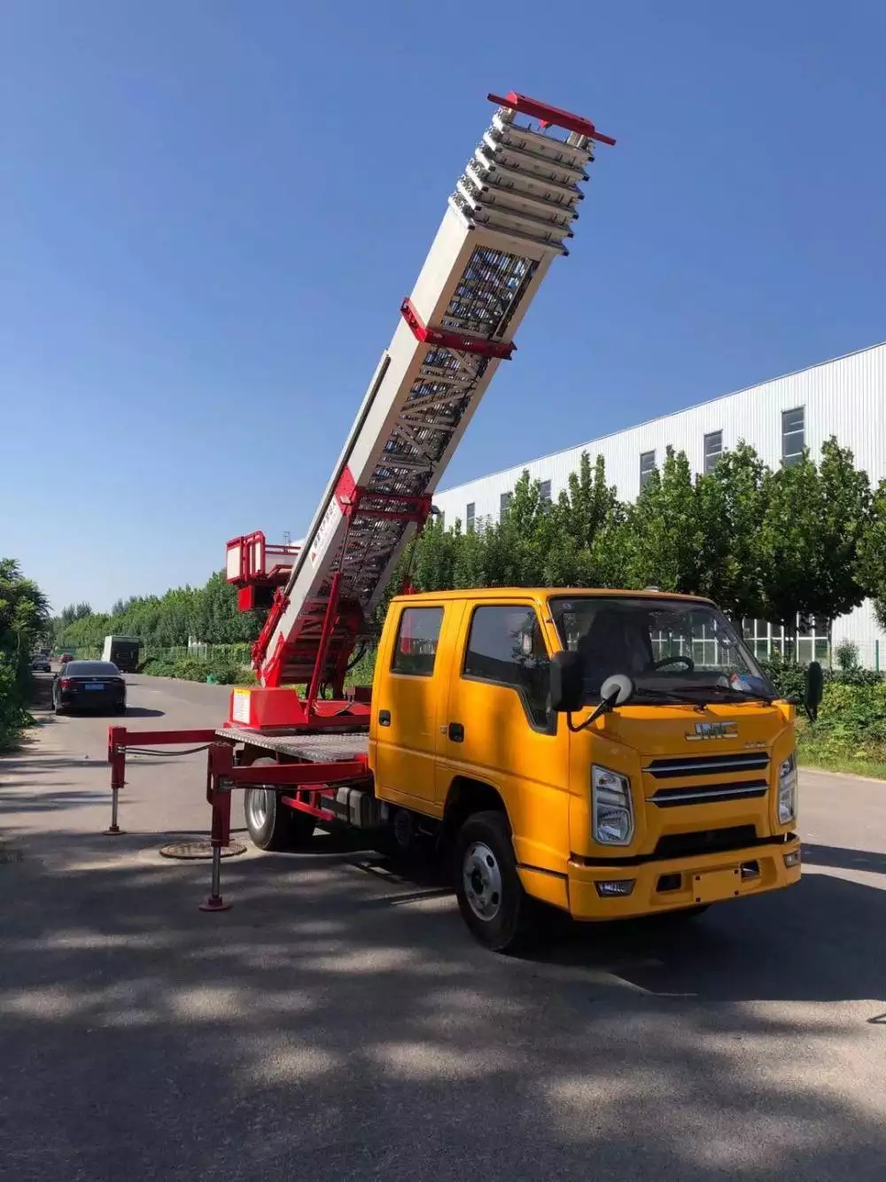 平泉县附近的云梯车出租服务：轻松解决高空作业需求