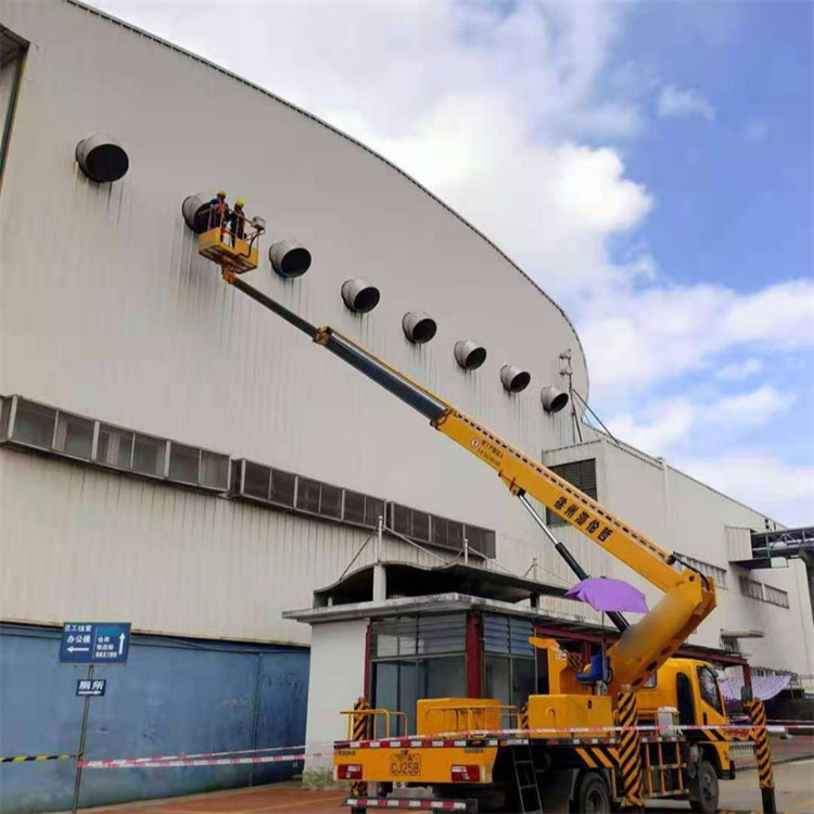 平泉县高空作业车出租服务：专业广告牌安装解决方案