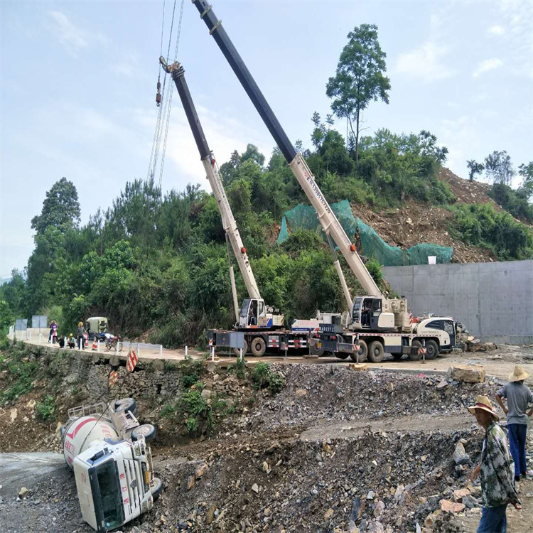平泉县汽车掉沟里叫吊车救援要多少钱